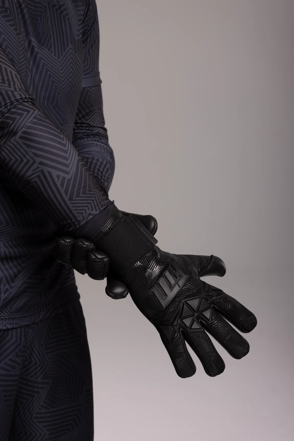 Varis X PRO All Black - detal rękawicy