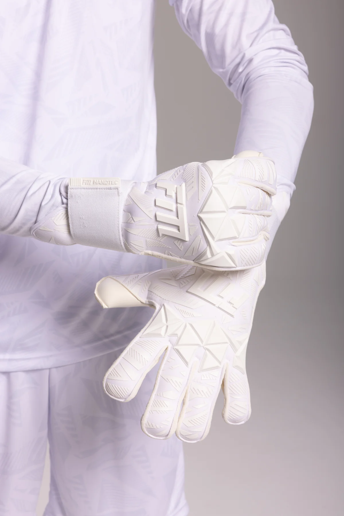 Invictus X PRO All White - detal rękawicy
