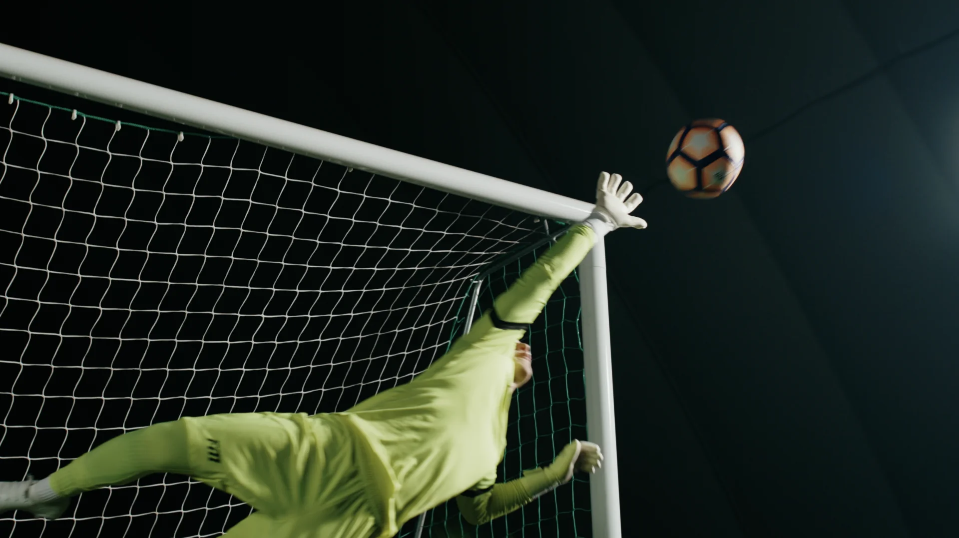 Bramkarz broni strzał w rękawicach Football Masters